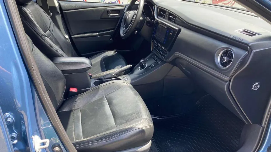 TOYOTA Auris -