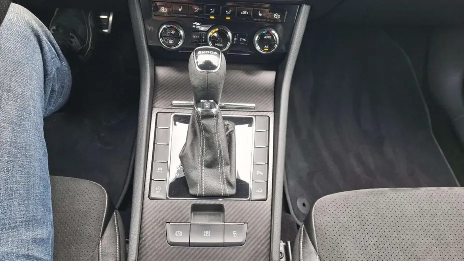 SKODA Superb -