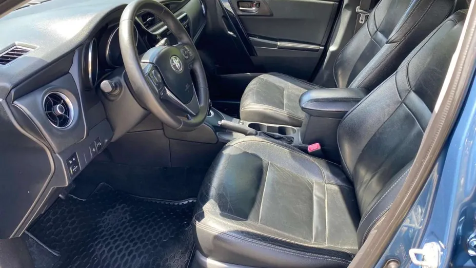 TOYOTA Auris -