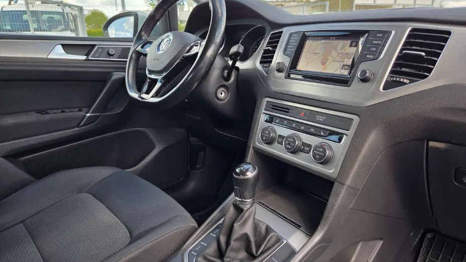 VOLKSWAGEN Golf Sportsvan -
