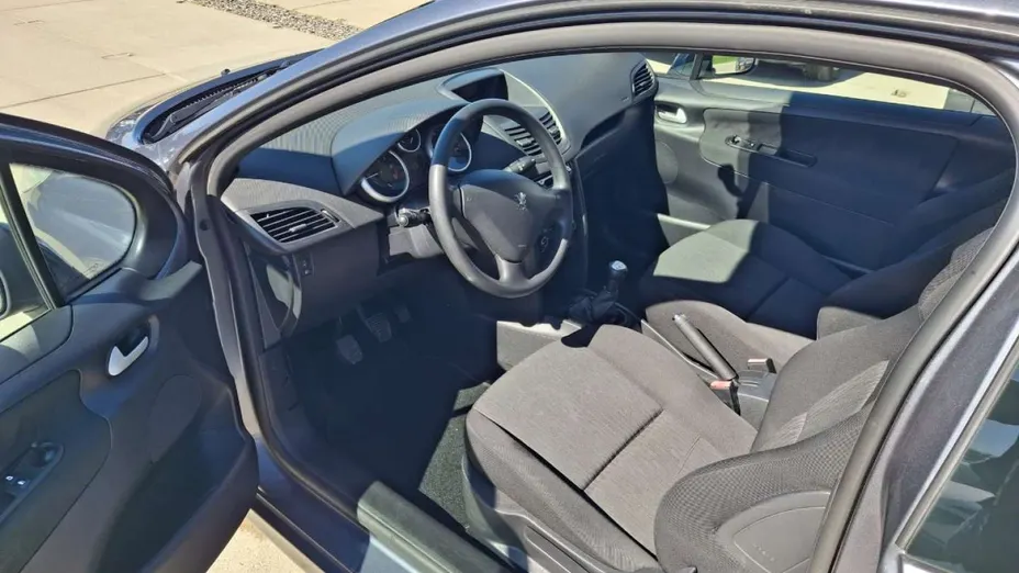 PEUGEOT 207 -