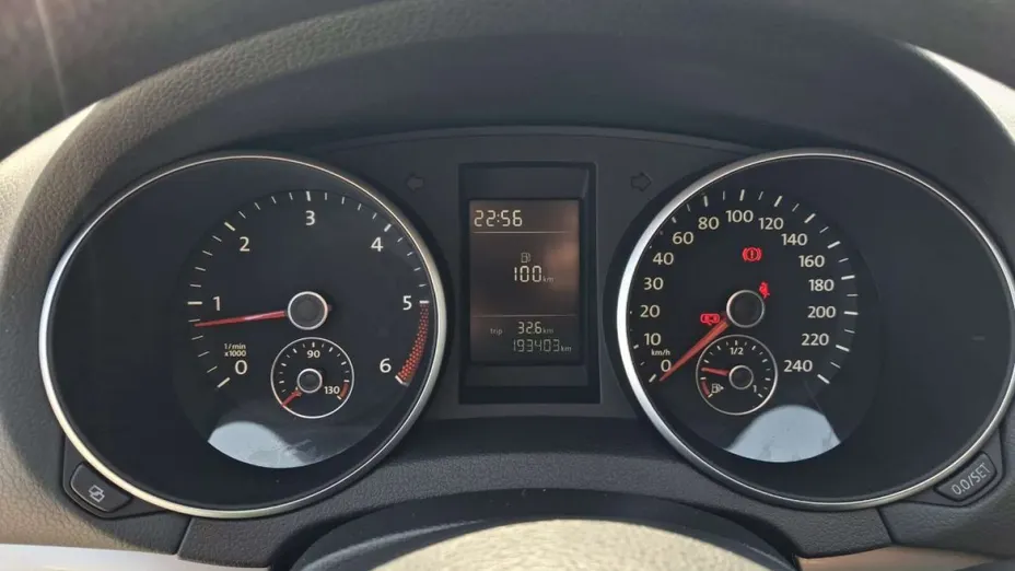 VOLKSWAGEN Golf -