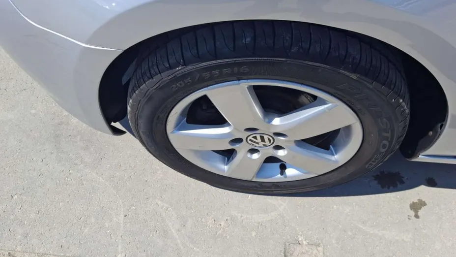 VOLKSWAGEN Golf -