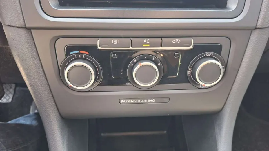 VOLKSWAGEN Golf -