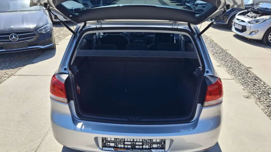 VOLKSWAGEN Golf -