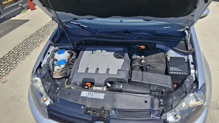 VOLKSWAGEN Golf -