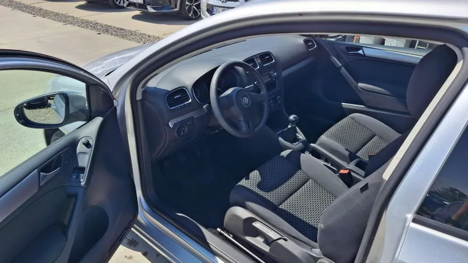 VOLKSWAGEN Golf -