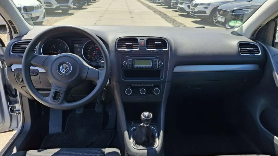 VOLKSWAGEN Golf -