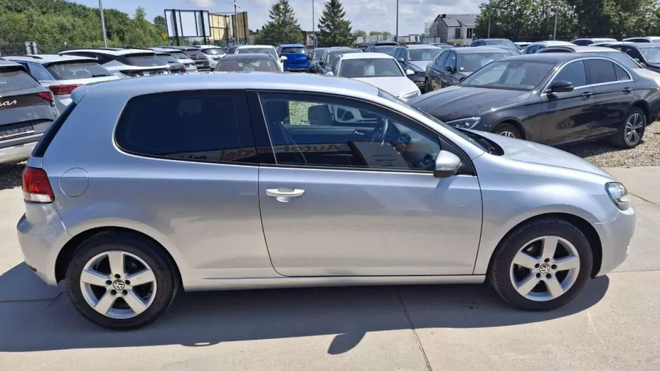 VOLKSWAGEN Golf -