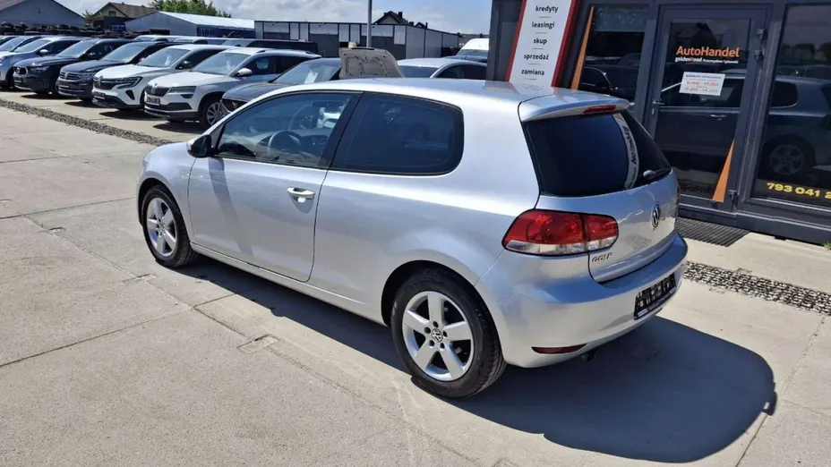 VOLKSWAGEN Golf -