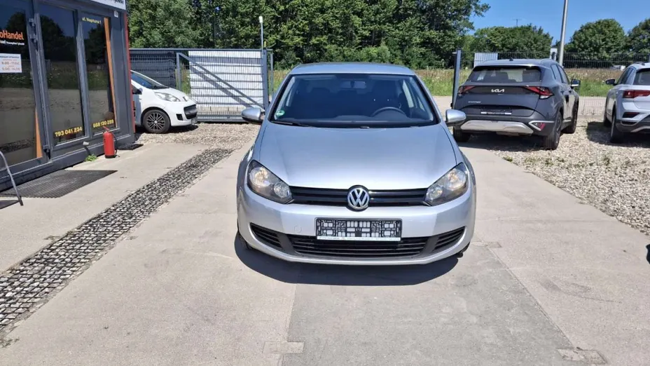 VOLKSWAGEN Golf -
