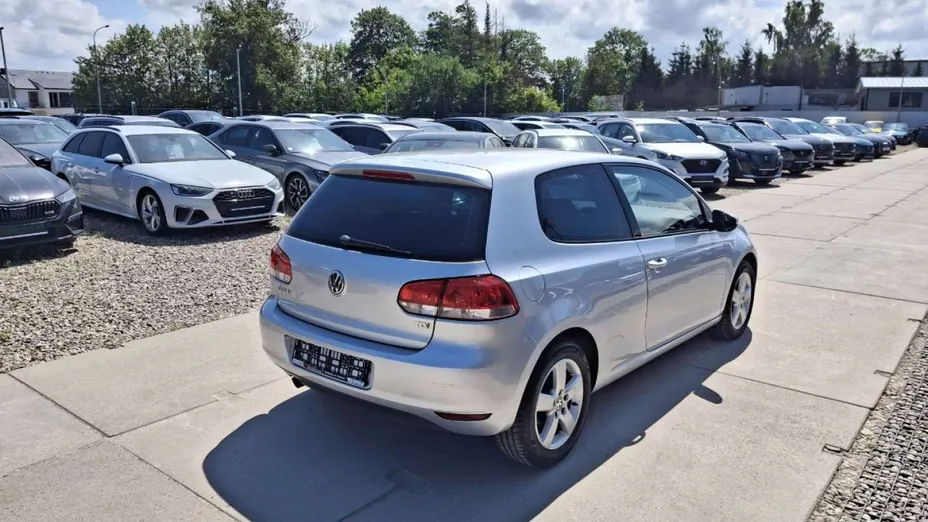 VOLKSWAGEN Golf -