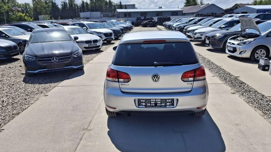 VOLKSWAGEN Golf -