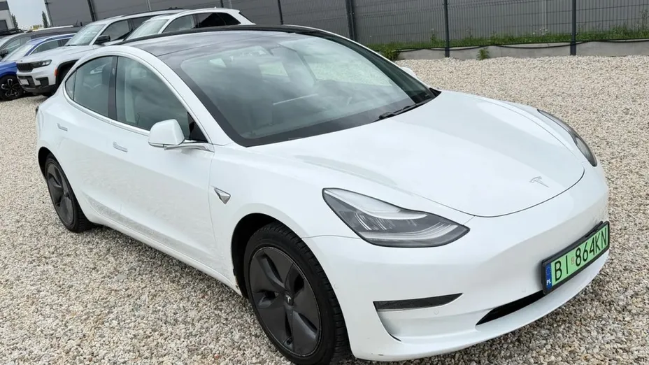 TESLA Model 3 -