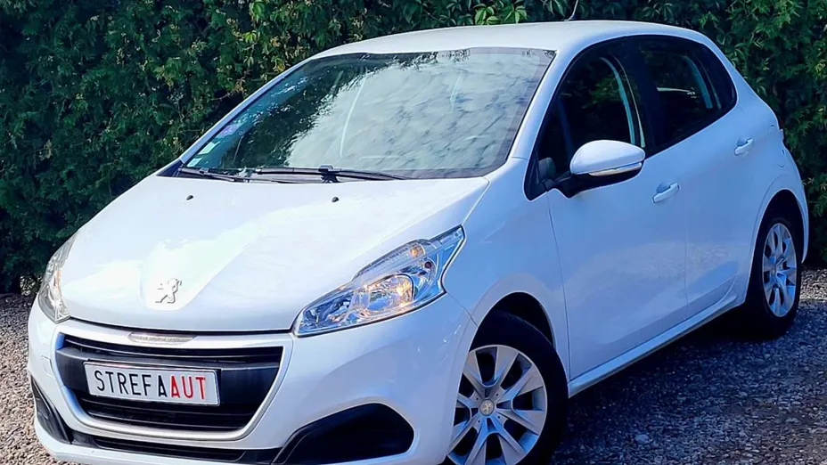 PEUGEOT 208 -