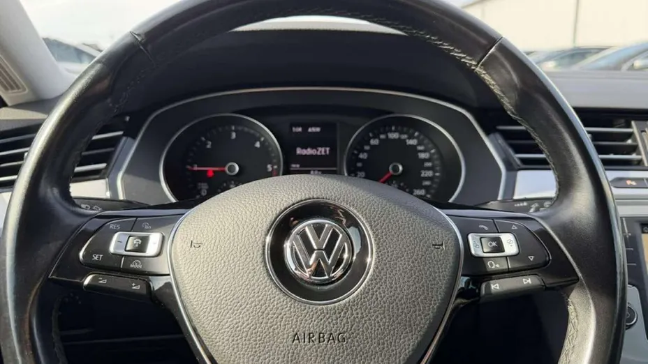 VOLKSWAGEN Passat -