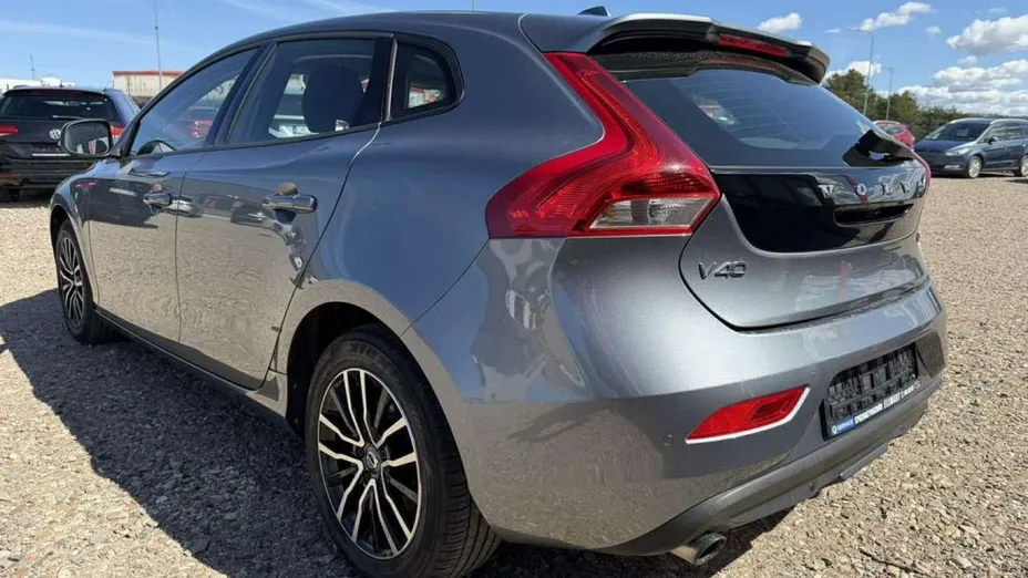 VOLVO V40 -