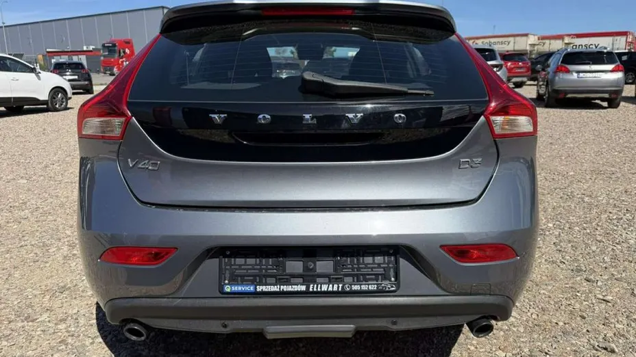 VOLVO V40 -