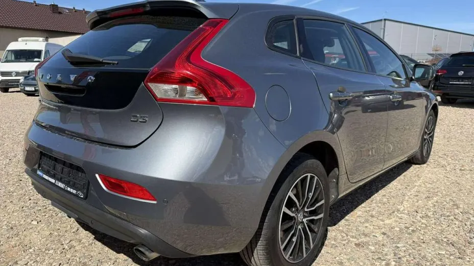 VOLVO V40 -