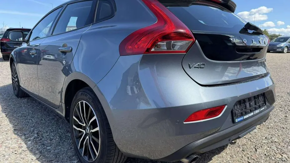 VOLVO V40 -