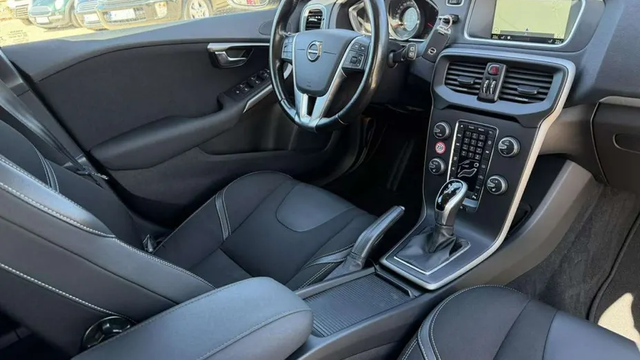 VOLVO V40 -