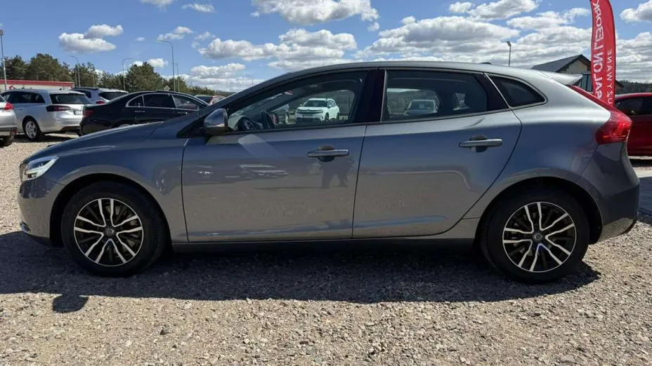 VOLVO V40 -