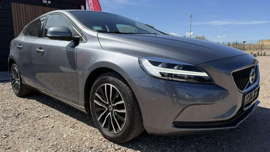VOLVO V40 -