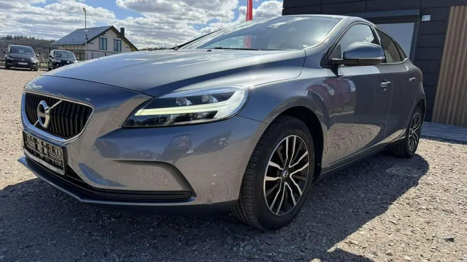 VOLVO V40 -