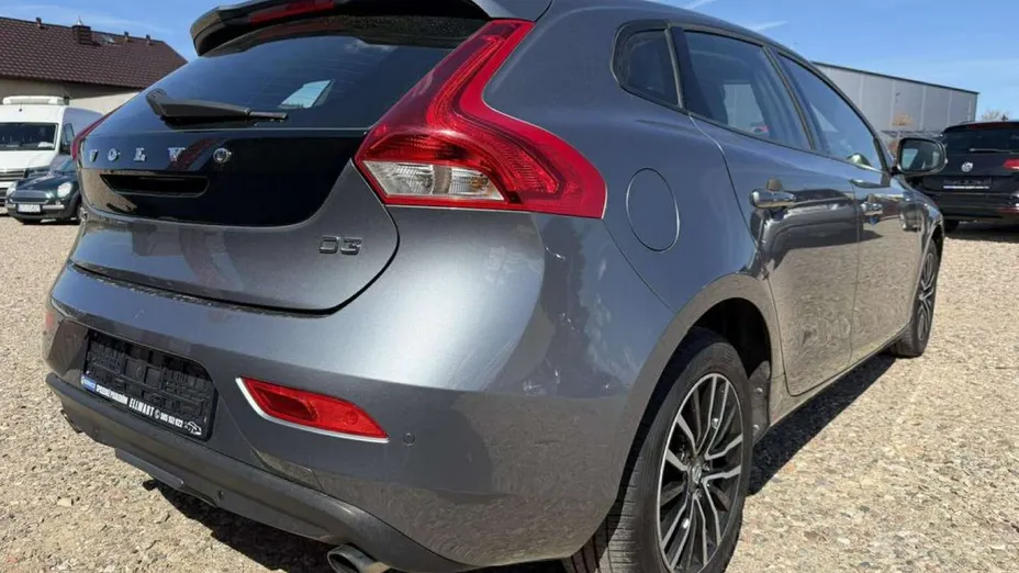 VOLVO V40 -