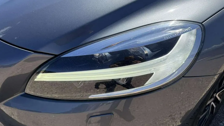 VOLVO V40 -