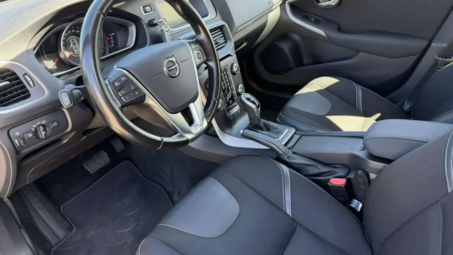 VOLVO V40 -