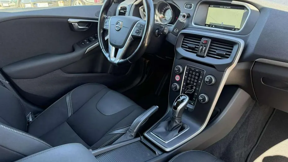 VOLVO V40 -