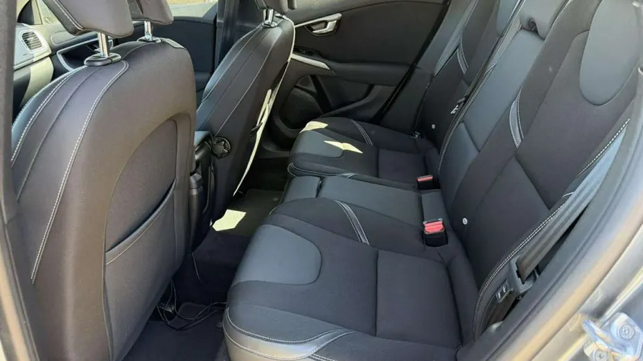 VOLVO V40 -
