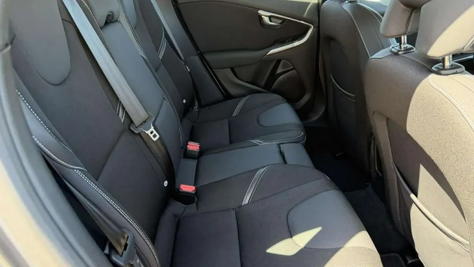 VOLVO V40 -