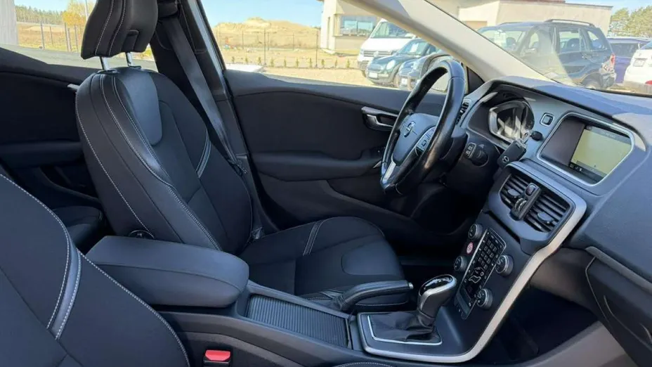 VOLVO V40 -