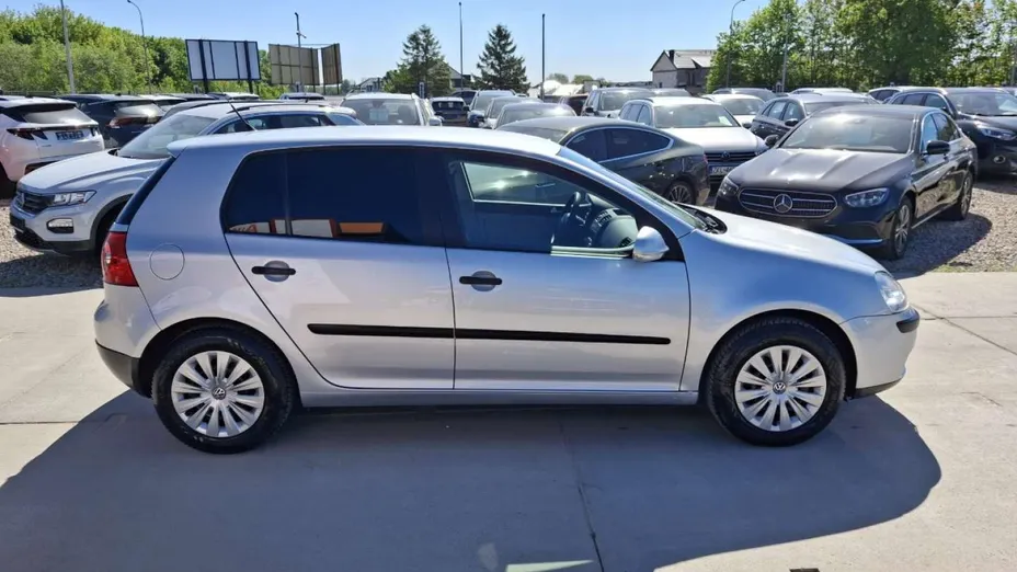 VOLKSWAGEN Golf -