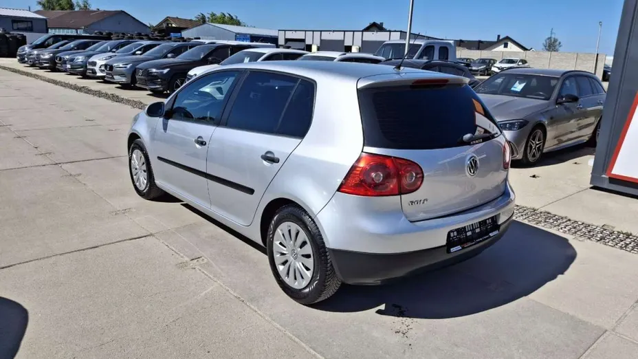 VOLKSWAGEN Golf -