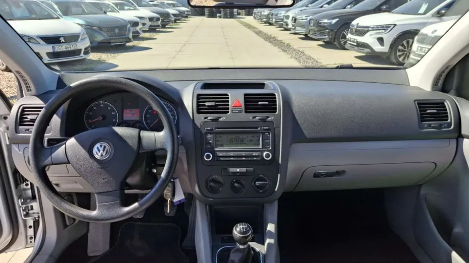 VOLKSWAGEN Golf -