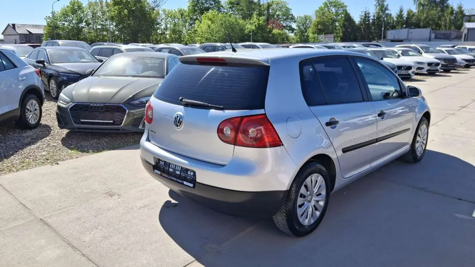 VOLKSWAGEN Golf -