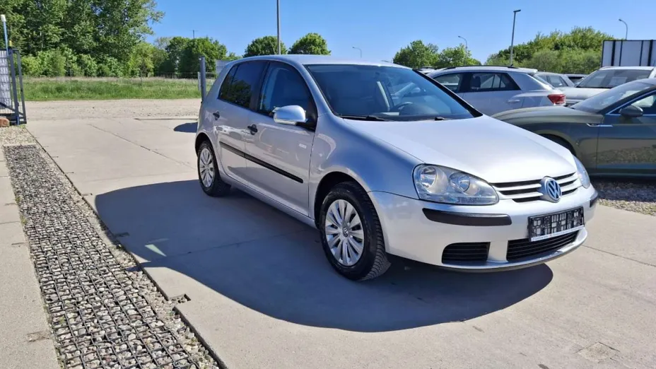 VOLKSWAGEN Golf -