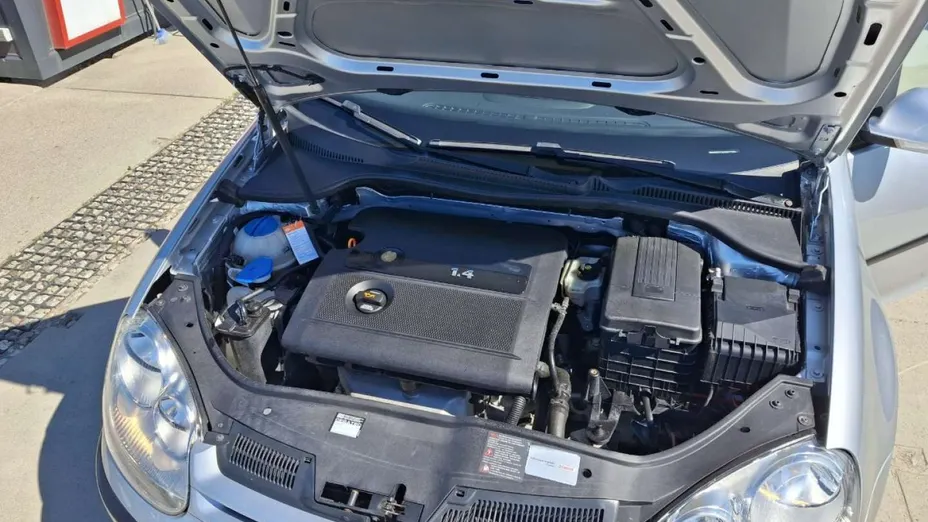 VOLKSWAGEN Golf -