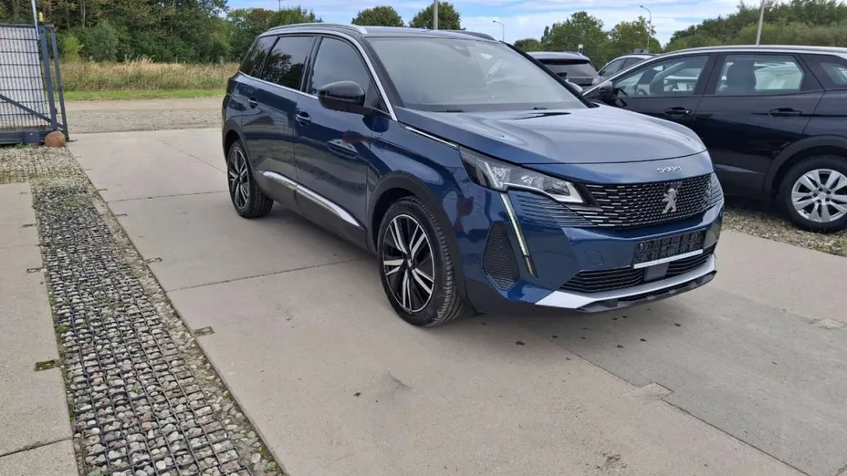 PEUGEOT 5008 -