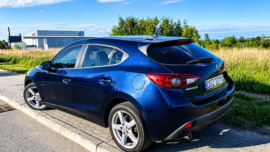MAZDA 3 -