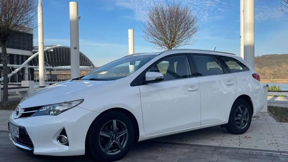 TOYOTA Auris -