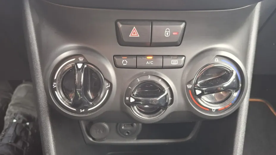 PEUGEOT 208 -