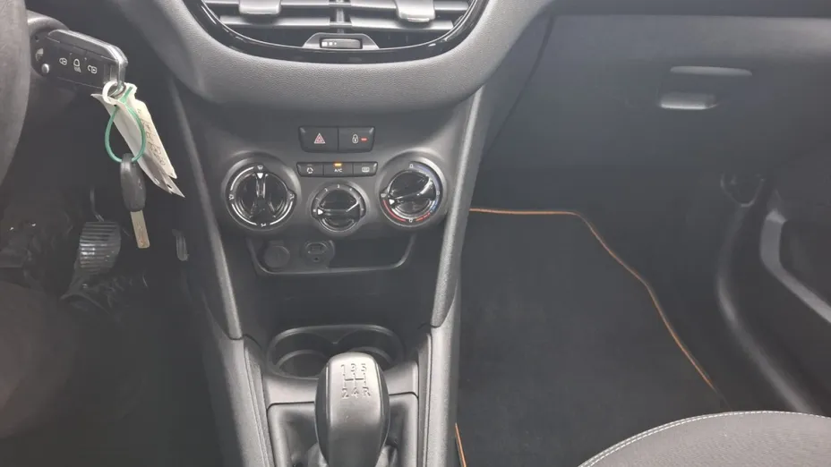 PEUGEOT 208 -