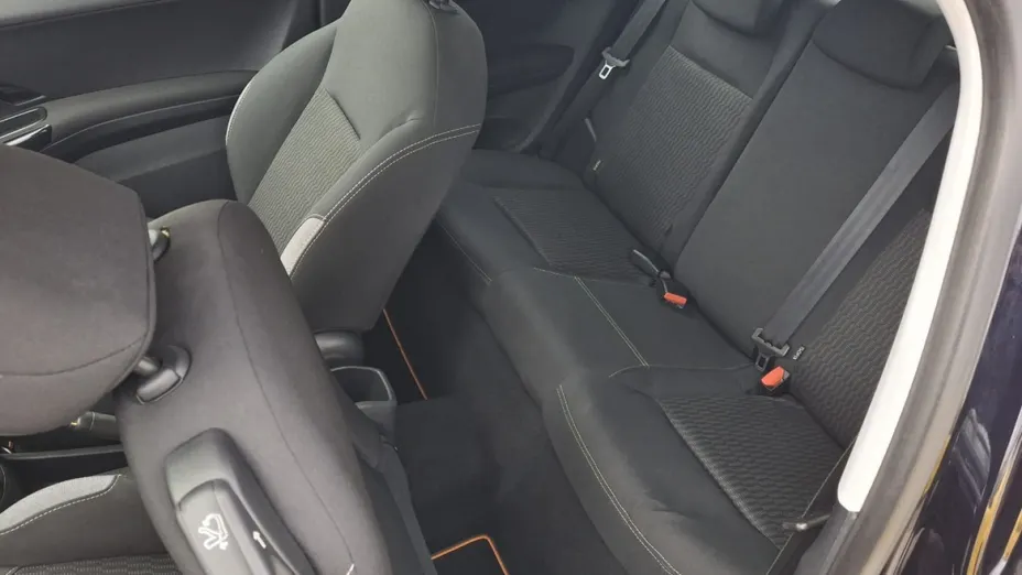 PEUGEOT 208 -