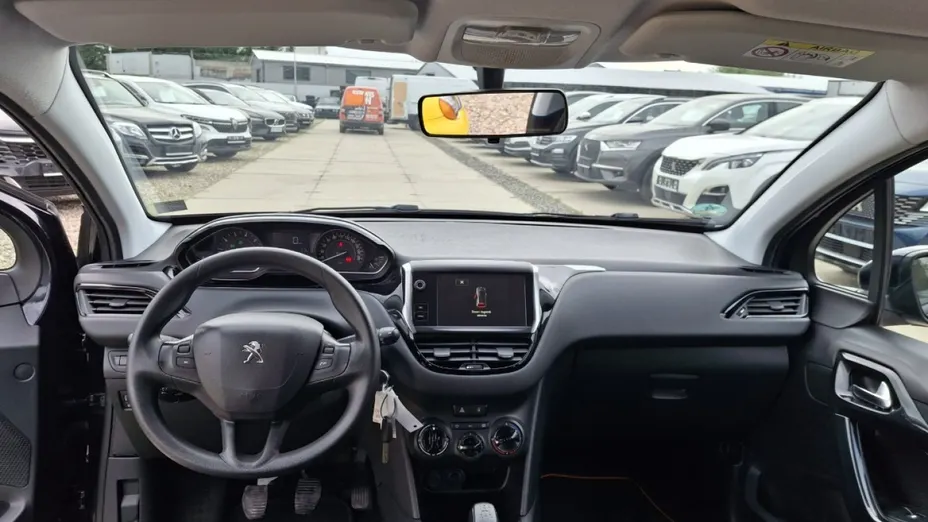 PEUGEOT 208 -