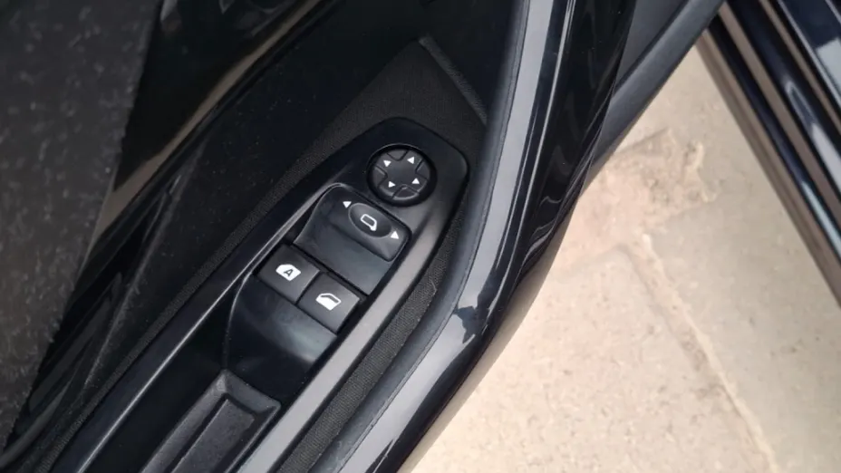 PEUGEOT 208 -