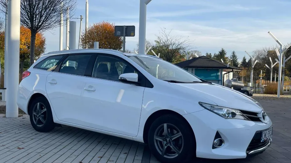 TOYOTA Auris -